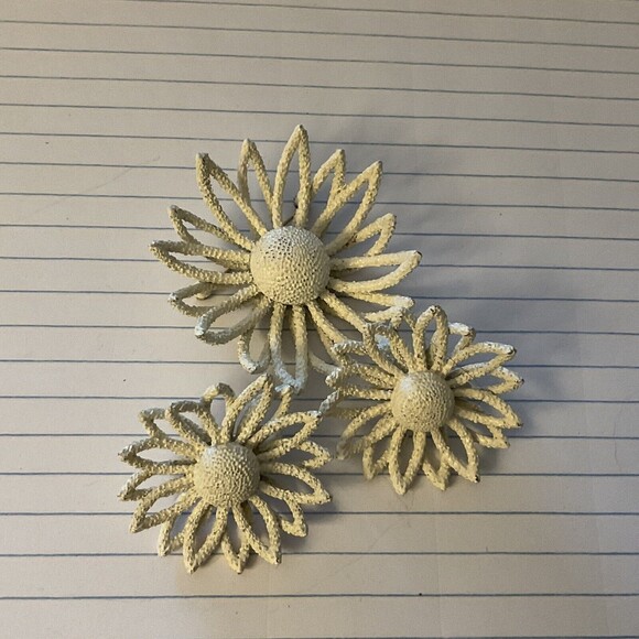 Vintage Crown Trifari White Daisy Brooch & Earring Set – Textured Molded Design - Picture 3 of 6